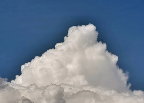 大きな雲は 風景をズームします — ストック写真