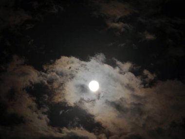 Dolunay gecesi bulutlar