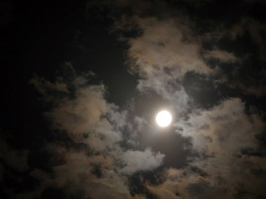 Dolunay gecesi bulutlar