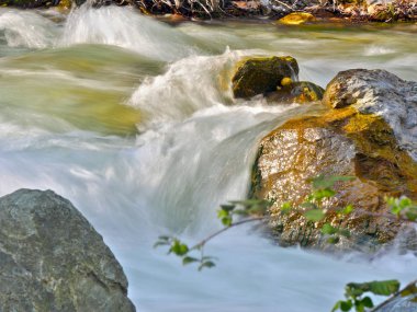dağlık hız berrak nehir