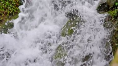 dağlık şelale yavaş hareket manzara