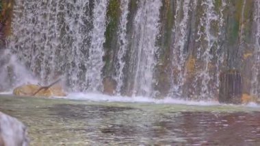 dağlık şelale yavaş hareket manzara