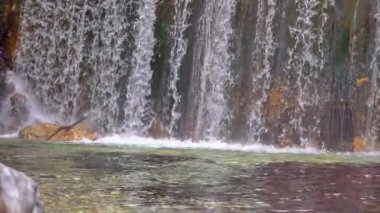 dağlık şelale yavaş hareket manzara