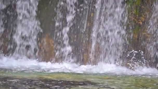 Bergige Wasserfalllandschaft Zeitlupe — Stockvideo