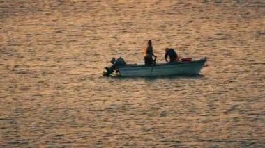 gün doğumunda denizde küçük bir tekne 4k