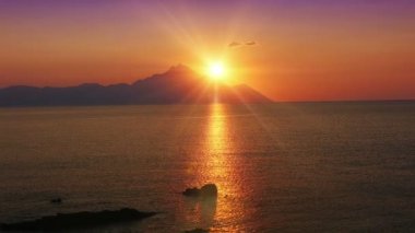 deniz ve dağ 4k üzerinde gündoğumu