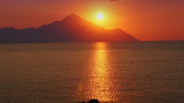 deniz ve dağ 4k üzerinde gündoğumu