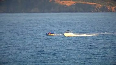 Tüp binmek bir motorbot 4k