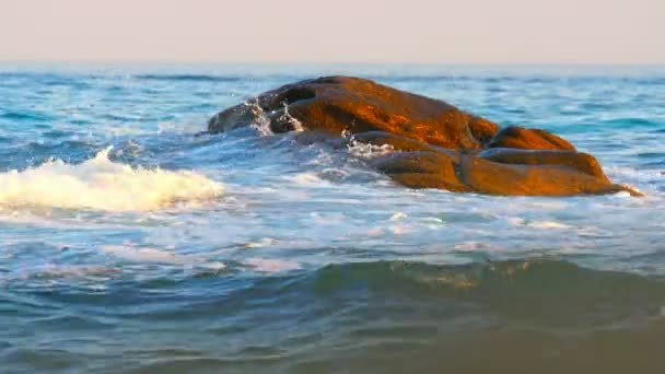 Onde Che Infrangono Una Roccia Nel Mare — Video Stock