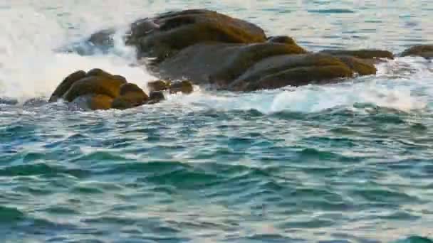 Волны Разбиваются Скалу Море — стоковое видео