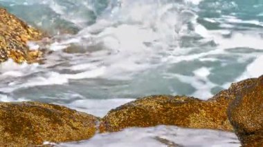 Dalgalar denizde bir kaya üzerinde 4k çökmesi
