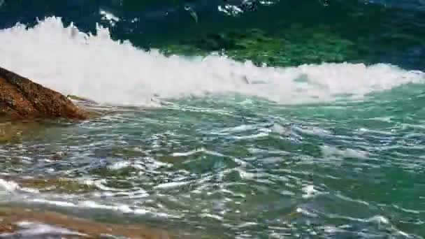 Хвилі Падають Скелю Морі — стокове відео