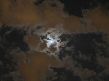 gece bulutlar gökyüzü nde dolunay