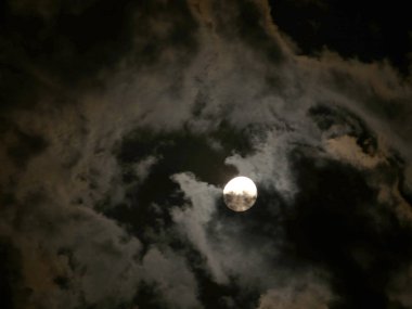 gece bulutlar gökyüzü nde dolunay