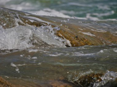 Dalgalar kayalara çarpıyor.