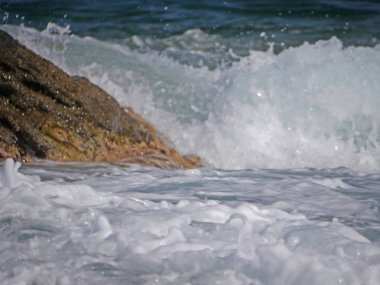 Dalgalar kayalara çarpıyor.