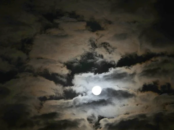 Úplněk Noci Mraky Nebe — Stock fotografie