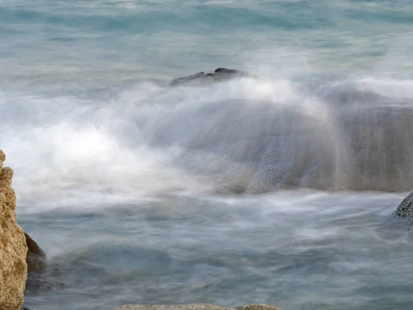 Βράχος Στη Θάλασσα Μακρά Έκθεση — Φωτογραφία Αρχείου