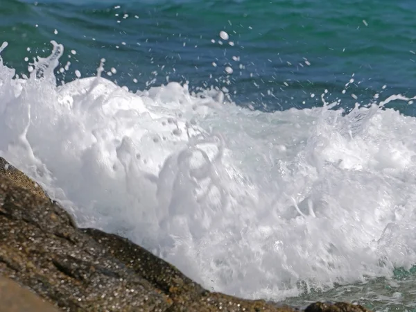 Ondas Batendo Contra Rocha — Fotografia de Stock