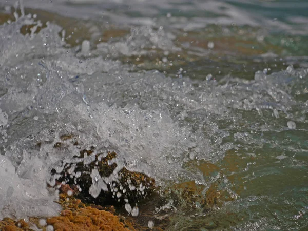 Ondas Batendo Contra Rocha — Fotografia de Stock