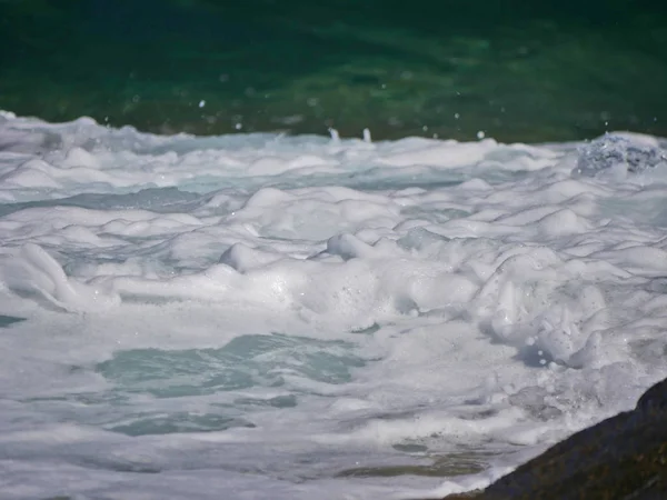 Ondas Batendo Contra Rocha — Fotografia de Stock