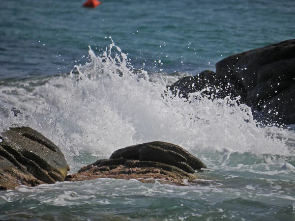 Waves Crashing Rock — Stock Photo, Image