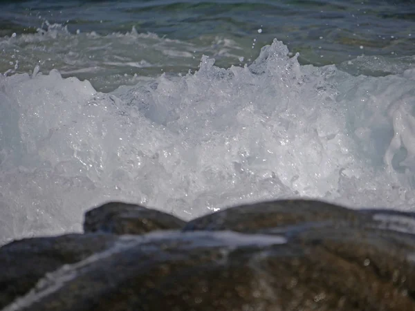 Onde Che Infrangono Contro Roccia — Foto Stock