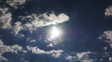 Mavi gökyüzü bulutlar zaman atlamalı 4k