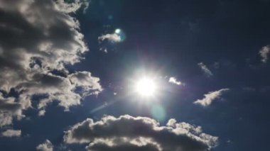 Mavi gökyüzü bulutlar zaman atlamalı 4k