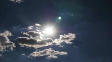 Mavi gökyüzü bulutlar zaman atlamalı 4k