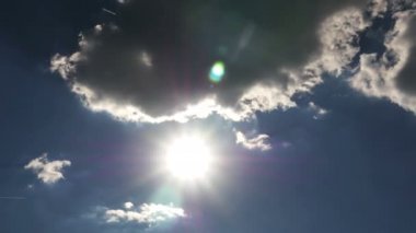 Mavi gökyüzü bulutlar zaman atlamalı 4k