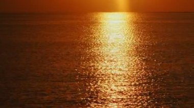 deniz 4k üzerinde altın gündoğumu