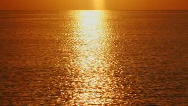 Золотой Восход Солнца Над Морем — стоковое видео