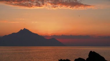 deniz ve dağ 4k üzerinde gündoğumu