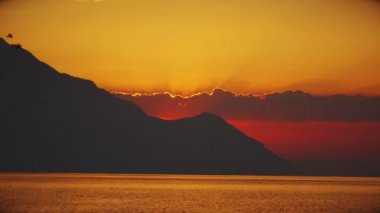 deniz ve dağ 4k üzerinde gündoğumu