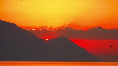 deniz ve dağ 4k üzerinde gündoğumu