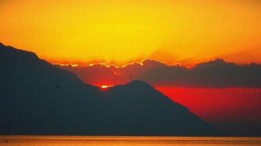 deniz ve dağ 4k üzerinde gündoğumu