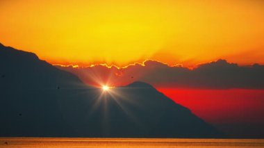 deniz ve dağ 4k üzerinde gündoğumu