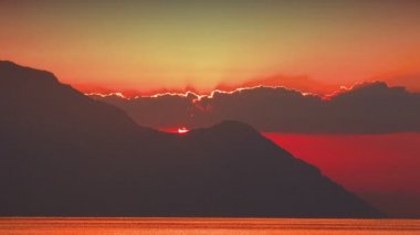 deniz ve dağ 4k üzerinde gündoğumu