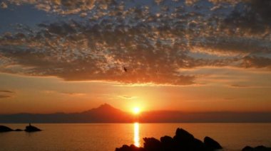 deniz ve dağ 4k üzerinde gündoğumu