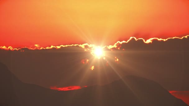 lever de soleil sur mer et montagne 4k 