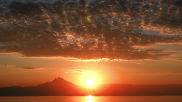 Ανατολή Του Ηλίου Πάνω Από Θάλασσα Και Βουνό — Αρχείο Βίντεο