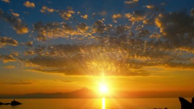 deniz ve dağ 4k üzerinde gündoğumu