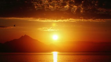 deniz ve dağ 4k üzerinde gündoğumu