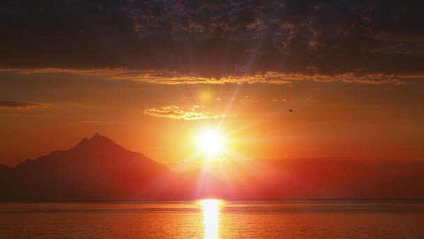 日出在海上和山4K — 图库视频影像