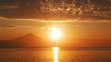 deniz ve dağ 4k üzerinde gündoğumu