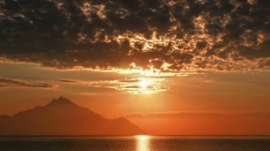 deniz ve dağ 4k üzerinde gündoğumu