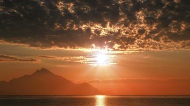 deniz ve dağ 4k üzerinde gündoğumu