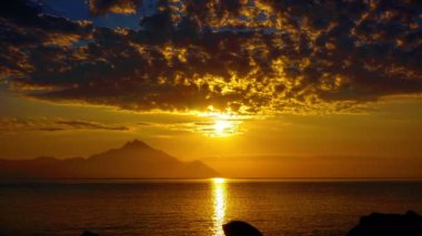 deniz ve dağ 4k üzerinde gündoğumu