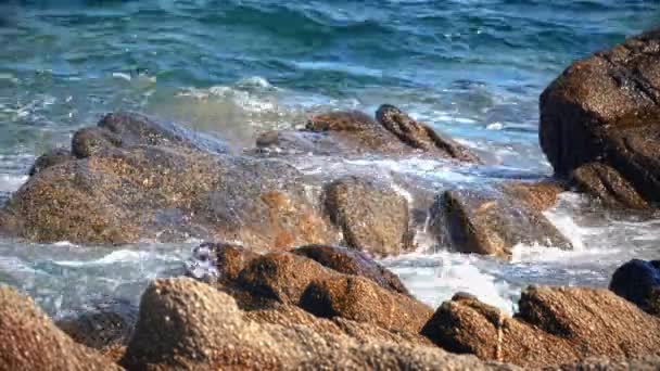 Las Olas Chocan Contra Una Roca Mar — Vídeos de Stock